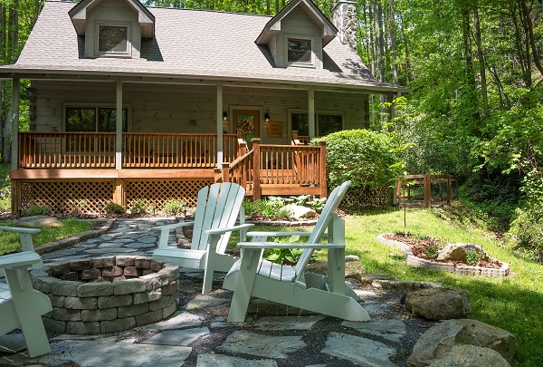 cabin real estate living in Maine